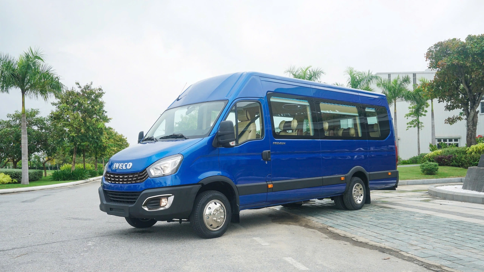 Thuê Xe 19 Chỗ Đi Bái Đính - Hành Trình Tâm Linh Và Văn Hóa Không Thể Bỏ Lỡ