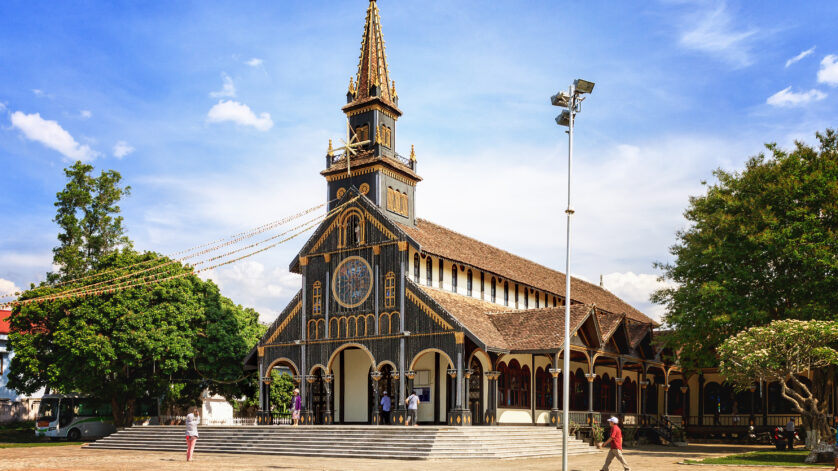 Nhà thờ gỗ kon tum